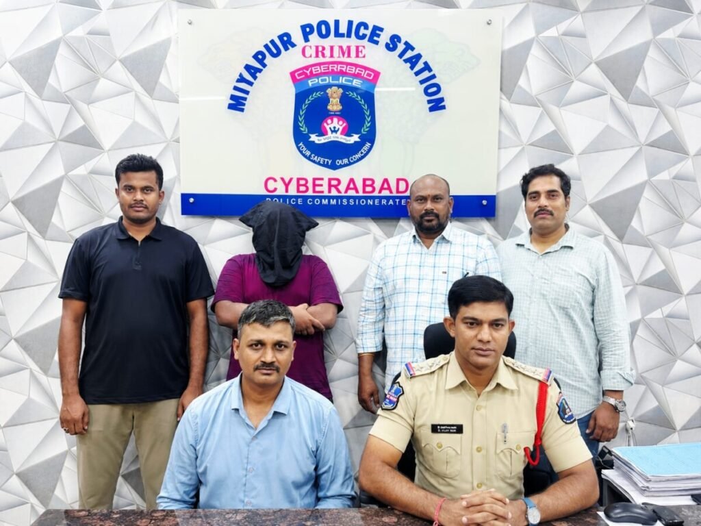 కొరియర్‌ అంటూ ఇంట్లోకి.. పెప్పర్‌ స్ప్రేతో మంగళసూత్రం చోరీ!