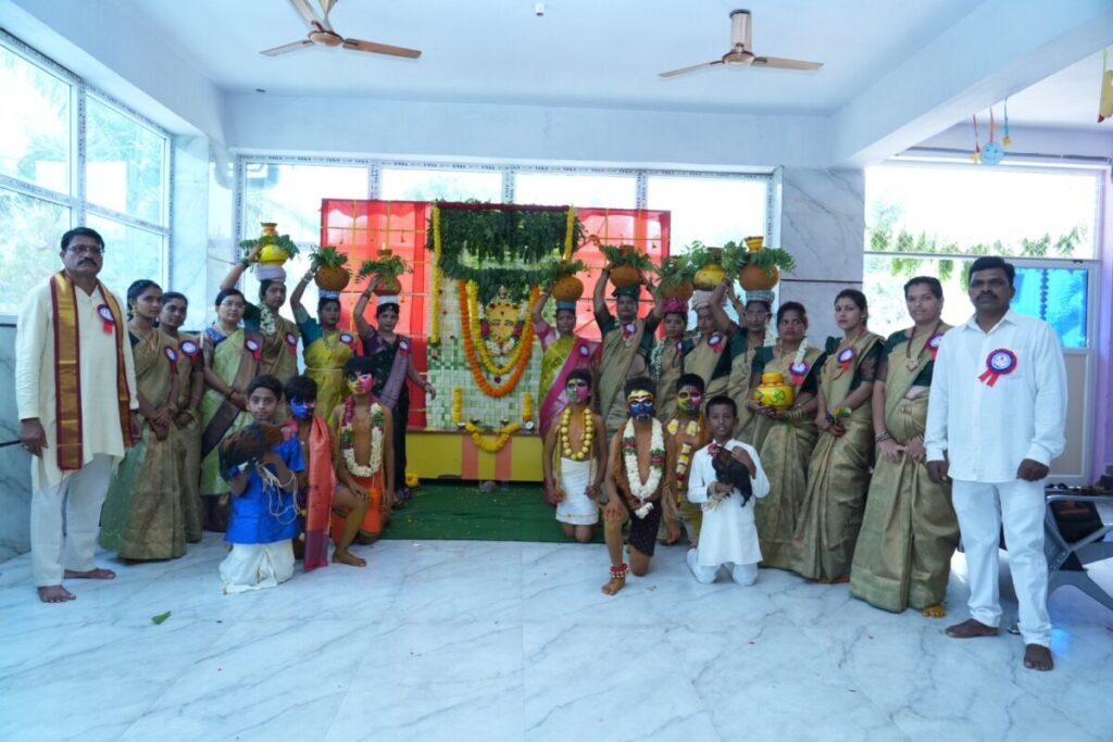 బడిలో బోనాల సందడి!