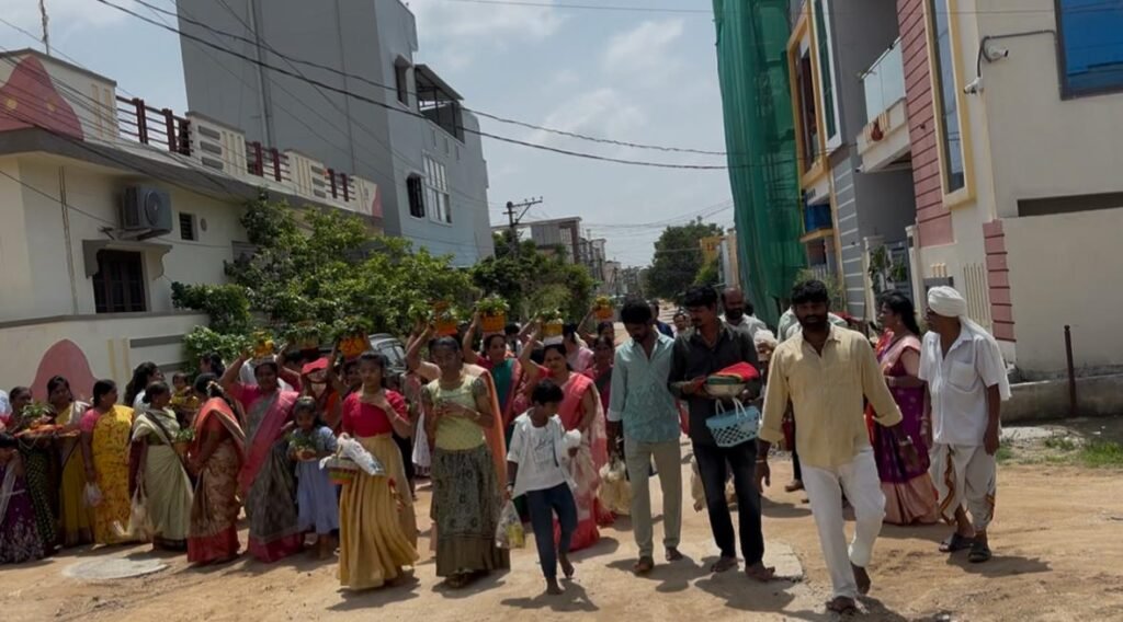 హెవెన్‌ డౌన్‌ కాలనీలో ఘనంగా బోనాల ఉత్సవాలు