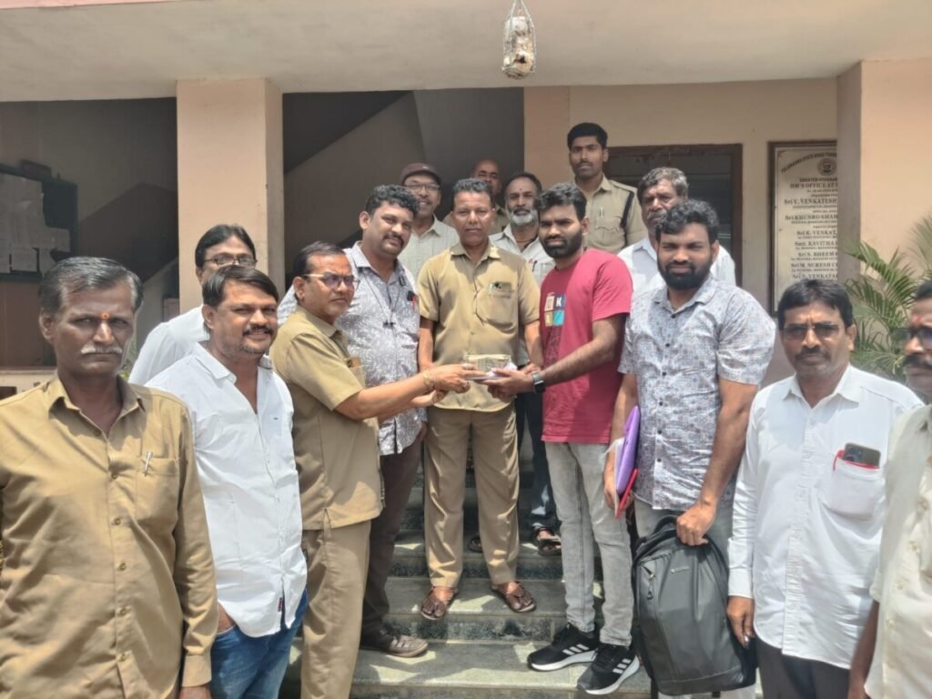 నిజాయితీ చాటుకున్న మేడ్చల్‌ ఆర్టీసీ కండక్టర్‌ గోవింద్‌