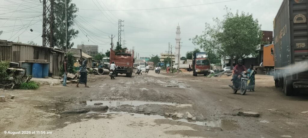 గుంతలమయంగా మారిన ఆర్‌ అండ్‌ బీ రోడ్డు!