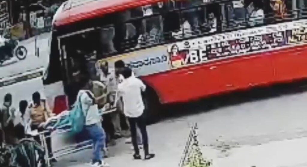 బస్సులో ప్రయాణికురాలికి గుండెపోటు.. ఆ డ్రైవర్ చేసిన పనికి నెటిజన్లు సలాం కొడుతున్నారు! వీడియో వైరల్