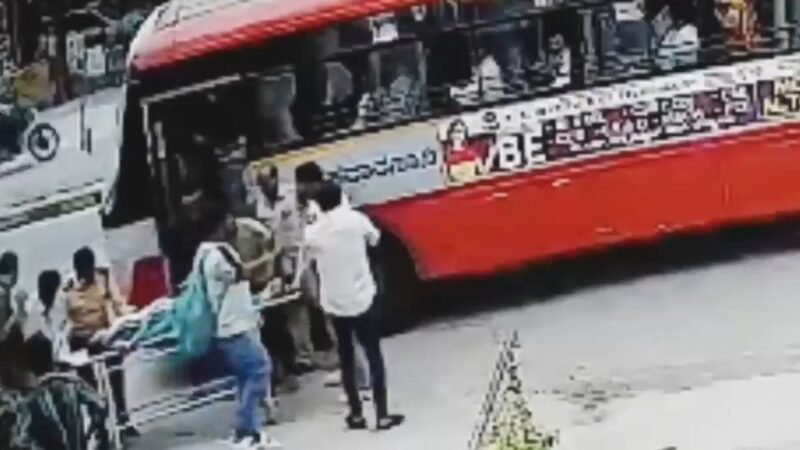 బస్సులో ప్రయాణికురాలికి గుండెపోటు.. ఆ డ్రైవర్ చేసిన పనికి నెటిజన్లు సలాం కొడుతున్నారు! వీడియో వైరల్