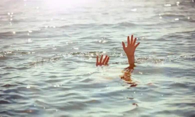స్కూల్‌లో ఉండాల్సిన బిడ్డ.. చెరువులో ఎలా?